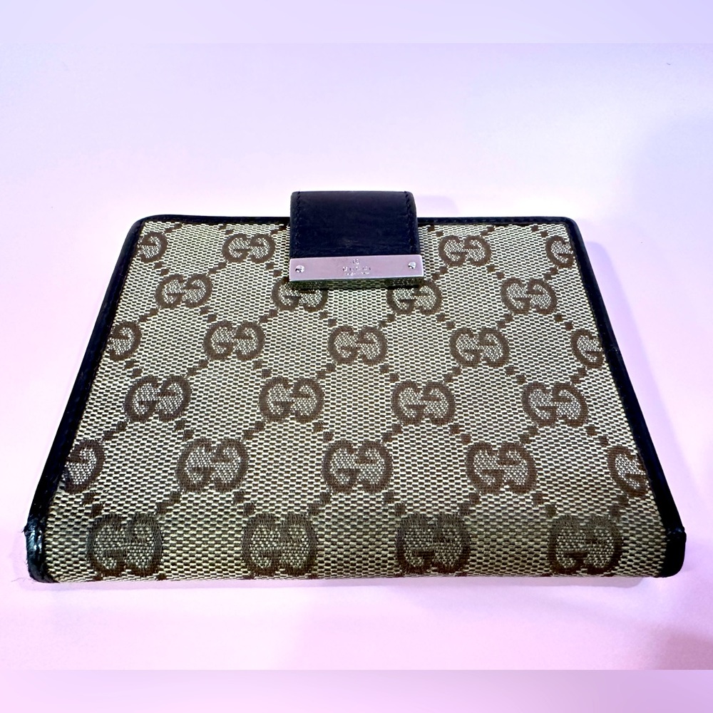 Gucci bifold with separate coin compartment